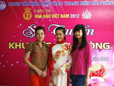Sinh viên Cao đẳng nghề Thuỷ sản Miền Bắc tham gia cuộc thi Hoa Hậu Việt Nam 2012.