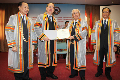 Phó Thủ tướng Nguyễn Thiện Nhân nhận bằng Tiến sĩ danh dự