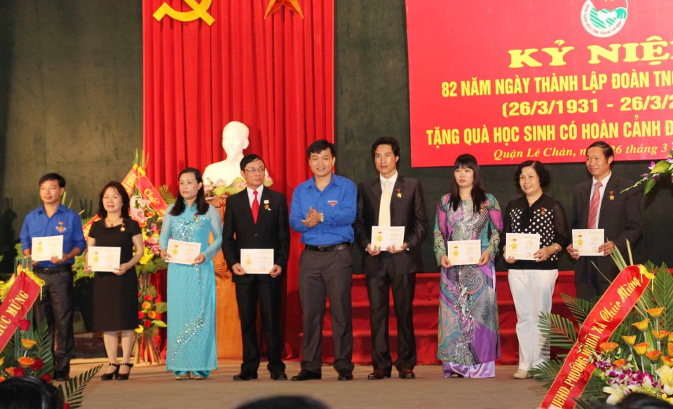 Nhận kỷ niệm chương “Vì thế hệ trẻ” và nhận học bổng sinh viên xuất sắc có thành tích cao trong học tập nhân dip kỷ niệm 82 năm ngày thành lập Đoàn TNCS Hồ Chí Minh